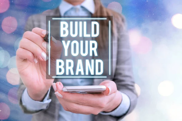 브랜드 구축을 보여 주는 문자 표지판. 광고 캠페인을 사용하여 브랜드의 공정성을 강화하는 컨셉 사진. — 스톡 사진