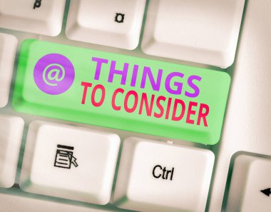 Düşünecek Şeyler 'i gösteren bir not yazıyorum. İş fotoğrafı sergisi. Özellikle karar verirken dikkatli düşün..