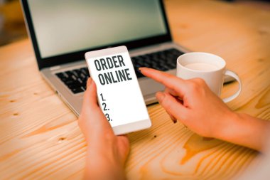 Sipariş Çevrimiçi 'yi gösteren metin işareti. İnternet üzerinden ürün veya hizmet satın almanın kavramsal fotoğraf etkinliği.
