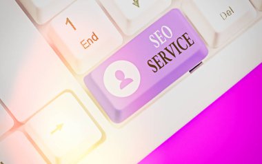 Seo Servisini gösteren kavramsal el yazısı. Web sitesinin görünürlüğünü artırmak için iş fotoğrafı metni teknikleri ve prosedürleri.
