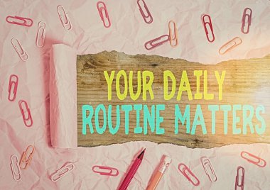 Günlük rutin işlerini gösteren bir not yazıyorum. Düzenli olarak bir şeyler yapmanın iş fotoğrafı gösterimi pratiği.