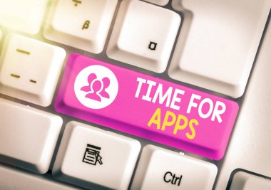 Uygulamalar için Zaman gösteren not yazılıyor. İş fotoğrafı sergisi teknolojileri kullanarak uygulama veya hizmetlerden yararlanıyor.