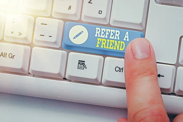 Escrevendo nota mostrando Refer A Friend. Foto de negócios mostrando direcionar alguém para outro ou enviar-lhe algo como presente . — Fotografia de Stock