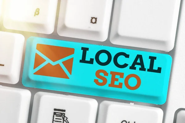 Texto a mano Local Seo. Concepto significado ayuda a las empresas a promover productos y servicios a los clientes locales . — Foto de Stock