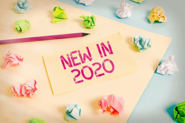 2020 년에는 새로운 문자를 쓰기 시작 했다. 이 개념은 2020 년의 예상되거나 새로운 창조를 의미 합니다. 유색인 종 종이는 비어 있으며 파란 배경을 연상시킵니다.. — 스톡 사진