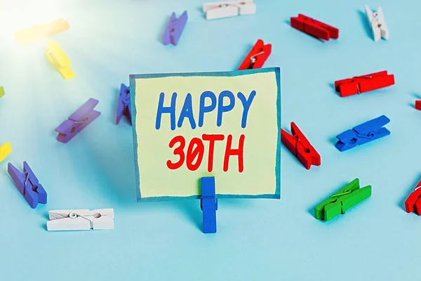 Konceptualne pismo ręczne pokazujące Happy 30Th. Biznesowe zdjęcie prezentujące radosną okazję do specjalnego wydarzenia z okazji 30 roku kolorowy papier szpilka puste przypomnienie niebieski podłogi officepin. — Zdjęcie stockowe
