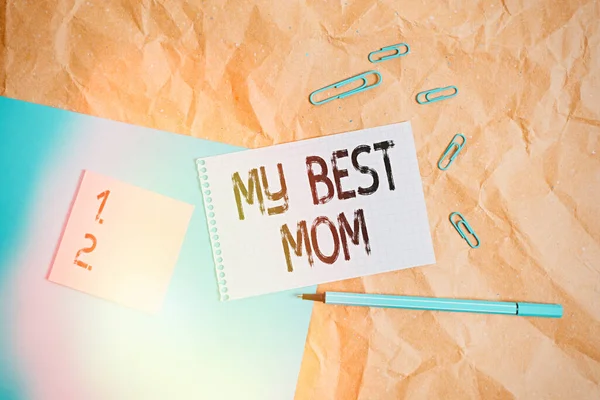 Tulisan tangan menulis My Best Mom. Konsep yang berarti Apresiasi untuk ibu Anda cinta perasaan memuji kertas kerajinan kertas meja persegi notebook kantor studi suplai . — Stok Foto