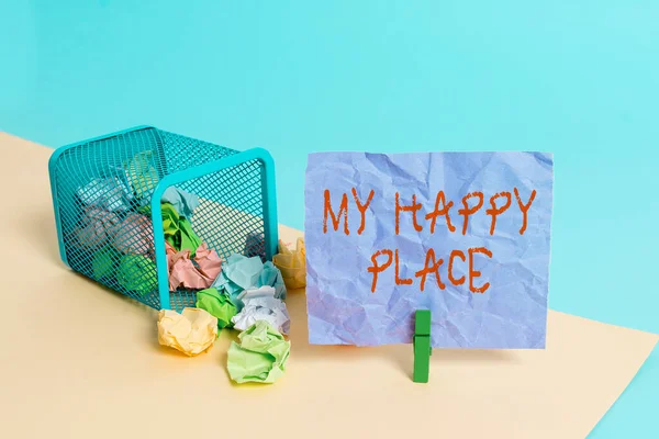 Scrivere un biglietto che mostri il mio posto felice. Foto d'affari in mostra qualcosa di bello è successo o si sentono soddisfatti della vita Cestino carta stropicciata clothespin promemoria forniture per ufficio . — Foto Stock