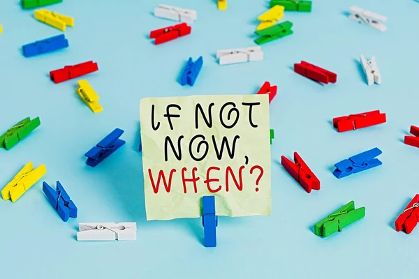 Soru Sorulduğunda Şimdi Değil 'i gösteren bir not yazıyorum. İş fotoğrafı sergisi şu andan itibaren harekete geçin. Renkli çamaşır iğnesi kağıtları boş mavi zemin ofisini hatırlatmakta tereddüt etmeyin..