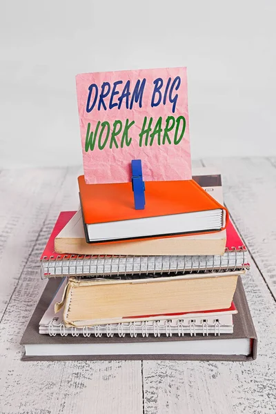 Tekst do pisania słów Dream Big Work Hard. Biznes koncepcja dla wierzyć w siebie i postępuj zgodnie z marzeniami i celami stos ułożone książki notebook pin clothespin kolorowe przypomnienie biały drewniany. — Zdjęcie stockowe