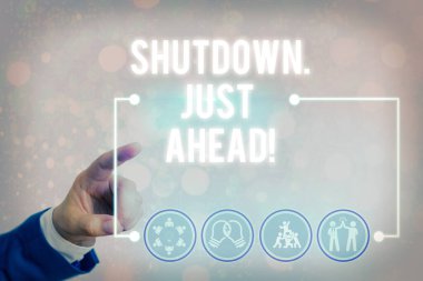 Hand-yazılı metin yazma Shutdown Just Ahead. Kavram ya kısa ya da sonsuza kadar fabrika iş kapanış anlamı.