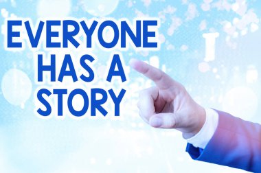 Herkesin bir hikayesi olduğunu gösteren bir mesaj. Birinin yaşamındaki ya da kariyerindeki geçmiş olayların kavramsal fotoğraf hesabı.