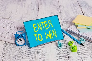 El yazısı metni yazan Enter To Win. Konsept, bilgisayar klavyesi ve matematik sayfaları arasındaki tampon kablo üzerinde Notepaper kazanma şansı veya ödül için değer değişimi anlamına gelir.