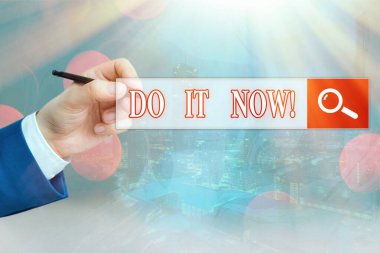 Şimdi Yap'ı gösteren kavramsal el yazısı. İş fotoğraf metin tereddüt etmeyin ve hemen çalışmaya veya şeyler yapmaya başlayın.