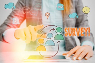 Anket'i gösteren not yazma. Önceden tanımlanmış bir gruptan veri toplamak için kullanılan araştırma yöntemini sergileyen iş fotoğrafı.