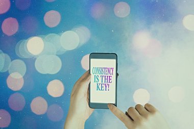 Kelime yazma metni Tutarlılık Anahtardır. Breaking Bad Habits ve Forming Good Ones tarafından İş kavramı.