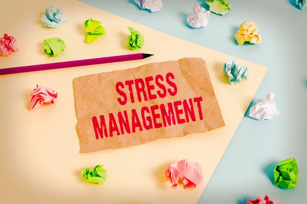 Tekstbord met Stress Management erop. Conceptuele foto methode van het beperken van stress en de effecten ervan door het leren van manieren Gekleurde verfrommelde papieren lege herinnering blauw gele achtergrond wasknijper. — Stockfoto