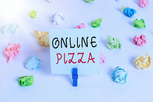 Sinal de texto mostrando Pizza Online. Foto conceitual entrega rápida de pizza à sua porta Encomendar alimentos on-line Papéis coloridos amassados lembrete vazio fundo branco pano de fundo . — Fotografia de Stock