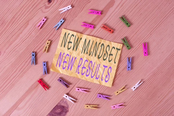 Escrevendo nota mostrando New Mindset New Results. Foto de negócios mostrando obstáculos são oportunidades para alcançar a realização Papéis de roupa coloridos lembrete vazio piso de madeira fundo escritório . — Fotografia de Stock