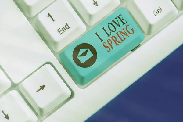 Scrivere testi a mano I Love Spring. Concetto che significa raccontare perché avere un forte affetto per questa stagione . — Foto Stock