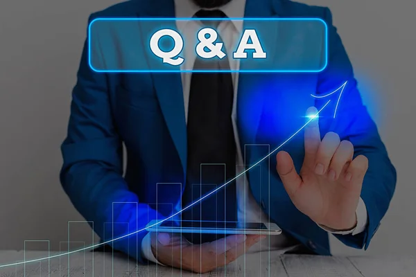 Schrijven van de opmerking Q en A. Business Photo met een periode van tijd of een gelegenheid wanneer iemand vragen beantwoordt. — Stockfoto