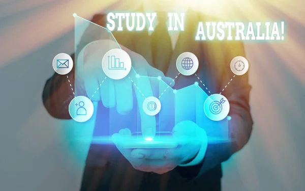 Tekst teken dat studie toont in Australië. Conceptuele foto gaan in het buitenland bestelling Voltooi uw studies. — Stockfoto
