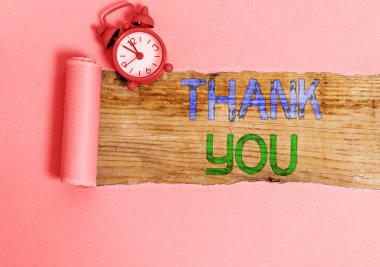 Teşekkür eden kavramsal el yazısı. İş fotoğrafı metni hediye veya hizmet kabul ederken kullanılan kibar bir ifade.