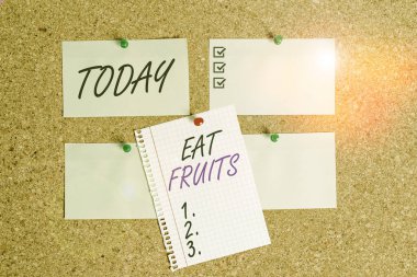 Eat Fruits 'u gösteren bir not yazıyorum. İş fotoğraflarının sergilenmesi, insanlar ve hayvanlar için faydalı olan bitki yetiştirme ürünlerini tüketir. Mantar pano büyüklüğünde kağıt raptiye levha panosu uyarı panosu.