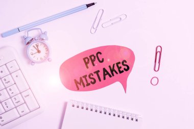 PPD hatalarını gösteren metin işareti. Boş nota kağıdına pc klavye saati ve kalemi olan boşluğu kopyalama işlemi sırasında yanlış veya yanlış yönlendirilmiş kavramsal fotoğraf yargısı.