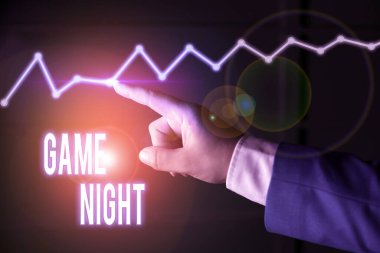 Game Night 'ı gösteren bir not yazıyorum. İş fotoğraflarının sergilenmesi genelde arkadaşlarla poker oynamak gibi yetişkinlerin oyun buluşmalarında olur..