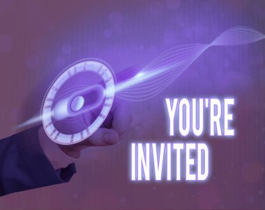 Yeniden Davet edildiğinizi gösteren metin işareti. Kavramsal fotoğraf birisi bir yere gitmek için kibar bir dostu istek yapmak.