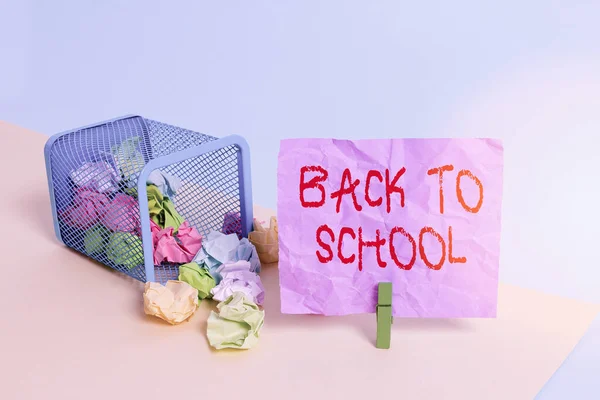 Escrevendo uma nota mostrando Back To School. Foto de negócios showcasing é o período relativo ao início de um novo ano letivo Lixeira amassado papel clothespin lembrete material de escritório . — Fotografia de Stock