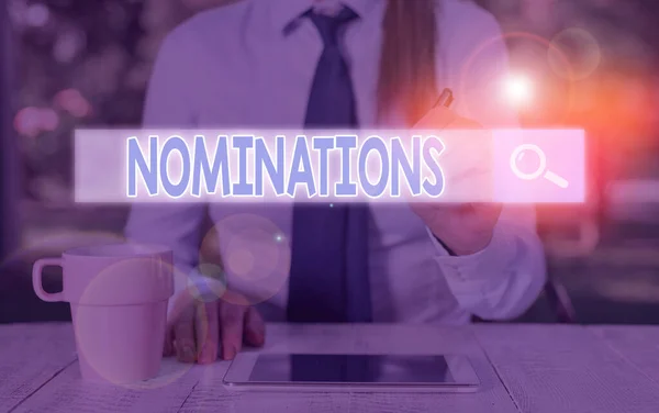 Piszę notatkę z nominacjami. Akcja prezentowania zdjęć biznesowych nominacji lub nominacji do nagrody przez państwo. — Zdjęcie stockowe
