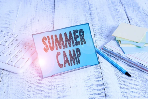 Word writing text Summer Camp. Businesskonzept für betreutes Kinderprogramm während des Sommers auf Pufferdraht zwischen Computertastatur und Mathe-Blättern. — Stockfoto