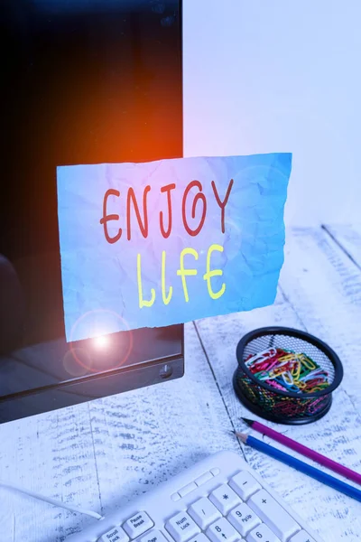 Konzeptionelle Handschrift, die das Leben zeigt. Business-Foto, das einen glücklichen Standpunkt und eine positive Lebensperspektive zeigt Notizpapier, das auf einen schwarzen Bildschirm in der Nähe der stationären Tastatur geklebt ist. — Stockfoto