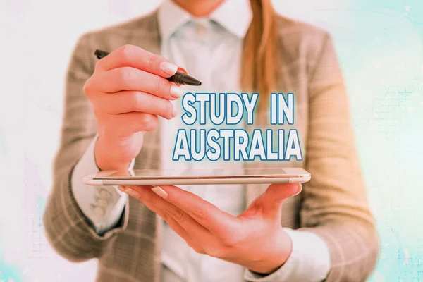 Tekst teken dat studie toont in Australië. Conceptuele foto gaan in het buitenland bestelling Voltooi uw studies. — Stockfoto