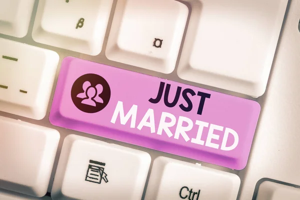 Schreiben Notiz zeigt Just Married. Geschäftsfoto, das jemanden zeigt, der kürzlich geheiratet hat oder verheiratet ist. — Stockfoto
