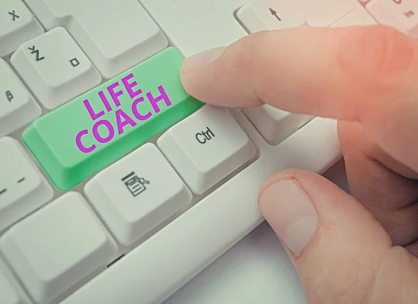 Escritura a mano conceptual que muestra Life Coach. Texto de foto de negocios alguien que ayuda a identificar sus metas y planea alcanzarlas . —  Fotos de Stock