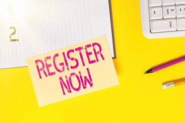 SMS işareti şimdi kaydını gösteriyor. Kavramsal fotoğraf resmi listesi veya kayıt gösterimi veya şeyleri web ya da foruma dönüştürme Sarı tabloda kopyalama alanı olan boş turuncu kağıt.