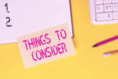 Düşünecek Şeyler gösteren metin işareti. Kavramsal fotoğraf karar vermek için dikkatli düşün. Sarı masada fotokopi alanı olan boş turuncu kağıt..