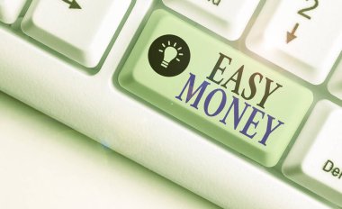 Kolay Para 'yı gösteren bir not yazıyorum. İş fotoğraflarının sergilendiği para kolayca kazanılır ve bazen de onursuzca kazanılır..