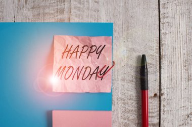 Mutlu Pazartesi 'yi gösteren bir mesaj. Kavramsal fotoğraf gösteriyor ki, ona harika bir yeni hafta dileği sunmak için kırışıklık kağıdı ve karton artı ahşap arka planda sabit duruyor..