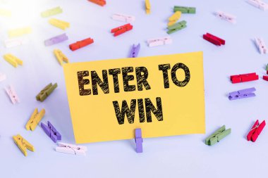 Enter To Win 'i gösteren metin işareti. Ödül için değer değiş tokuşu yapan kavramsal fotoğraf ödülü kazanan Renkli mandal kağıtları boş hatırlatıcı mavi zemin ofis broşu.