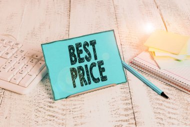 Kelime yazma metni Best Price. Bir alıcının, bilgisayar klavyesi ve matematik sayfaları arasında tampon tel üzerinde duran Not Defteri için alabileceği en düşük ya da en iyi fiyat için iş konsepti.