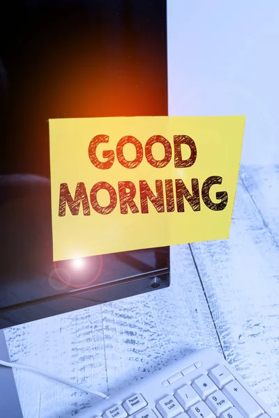 Ordskrivning text God morgon. Affärsidé för att uttrycka goda önskningar om att träffas eller skiljas under morgonen Notation papper tejpad till svart bildskärm nära vitt tangentbord. — Stockfoto