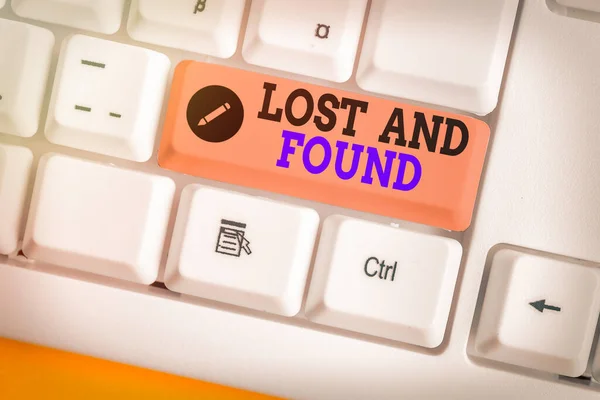 Segno di testo che mostra Lost And Found. Foto concettuale un luogo in cui gli oggetti smarriti vengono memorizzati fino a quando non vengono recuperati . — Foto Stock