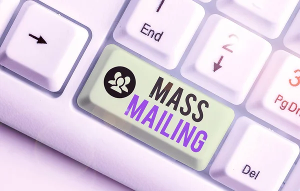 Tekstbord met Mass Mailing. Conceptuele foto handeling van het verzenden van dezelfde e-mail naar een grote groep van tonen. — Stockfoto