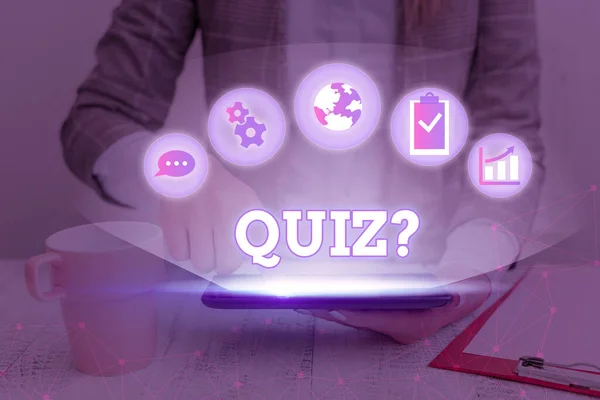 Schreibnotiz mit Quizfrage. Business-Foto zeigt Wissenstest als Wettbewerb zwischen Einzelpersonen oder Teams. — Stockfoto