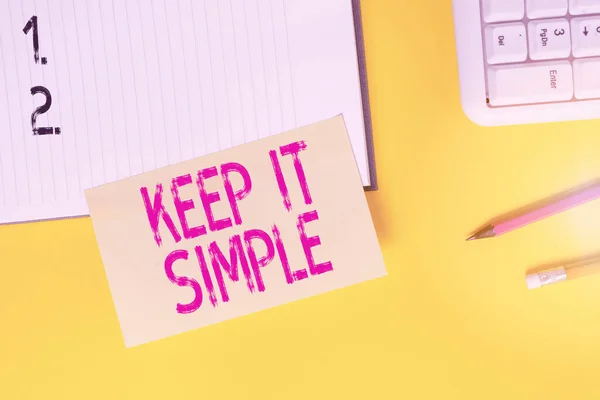 Segno di testo che mostra Keep It Simple. Foto concettuale chiedere qualcosa di facile capire non entrare troppo nel dettaglio Carta arancione vuota con spazio di copia sul tavolo giallo . — Foto Stock