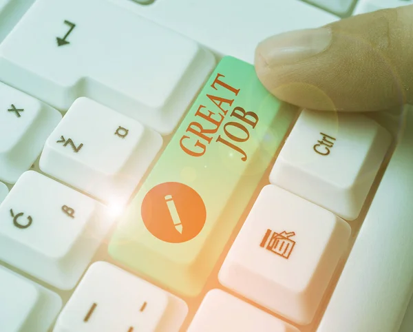 Schreibnotiz, die großartige Arbeit zeigt. Geschäftsfotos, die jemanden für etwas loben, das er sehr gut gemacht hat. — Stockfoto